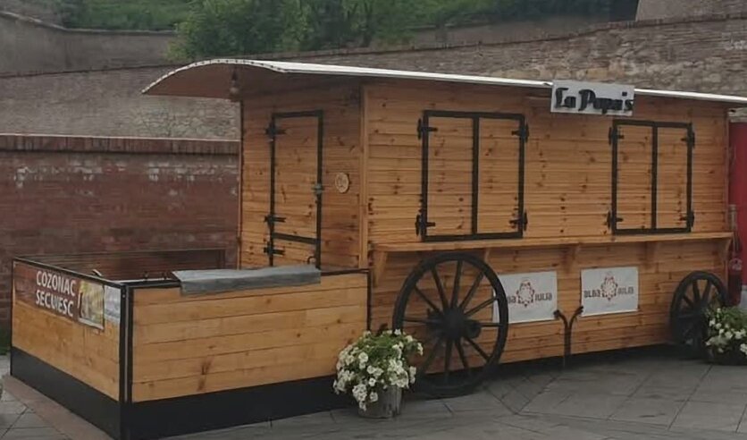 Căruța din lemn La Popa's în Cetatea Alba Carolina