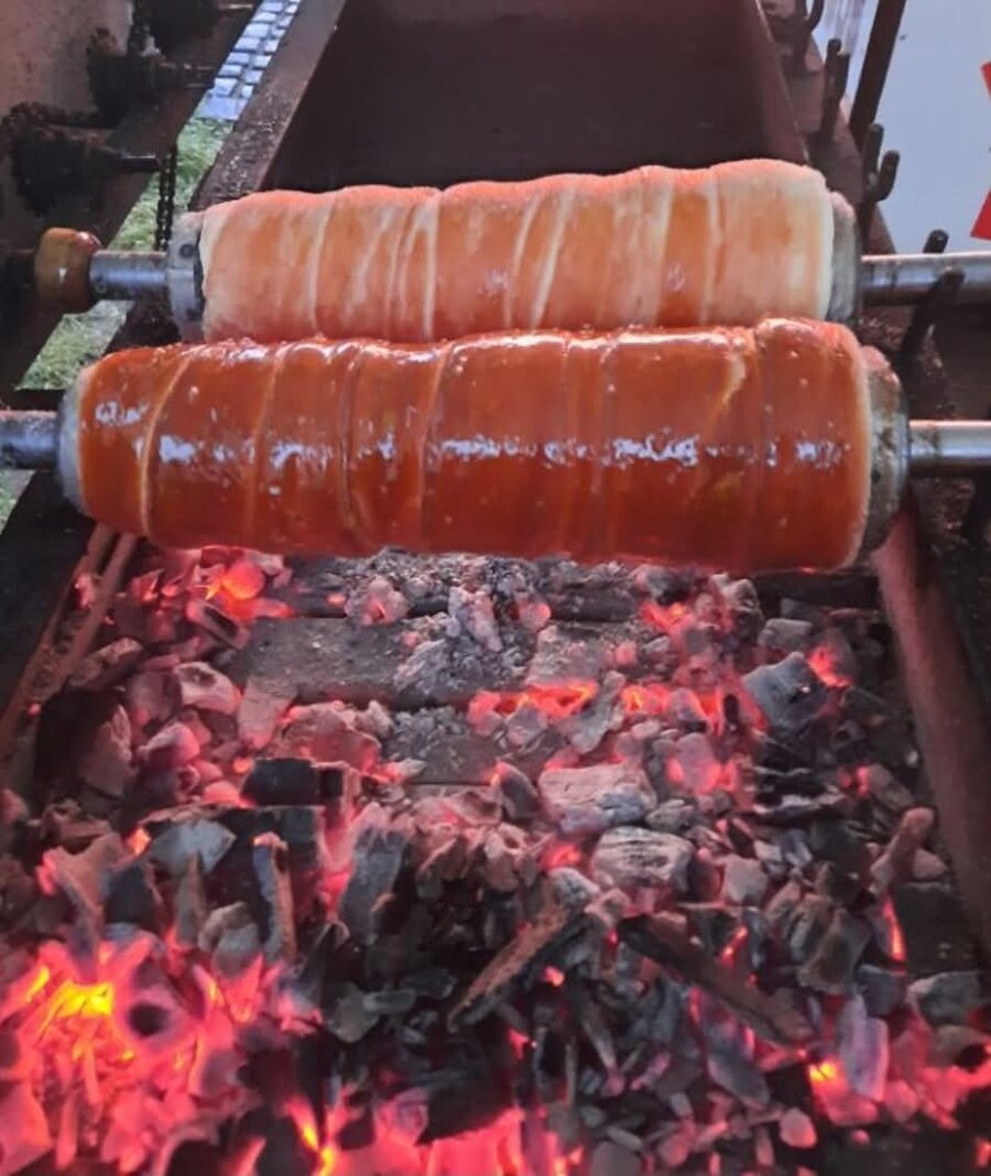 Kürtőskalács rumenindu-se deasupra cărbunilor încinși