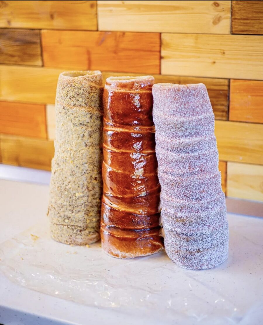 Trei kürtőskalács cu nucă, glazurat și cu zahăr